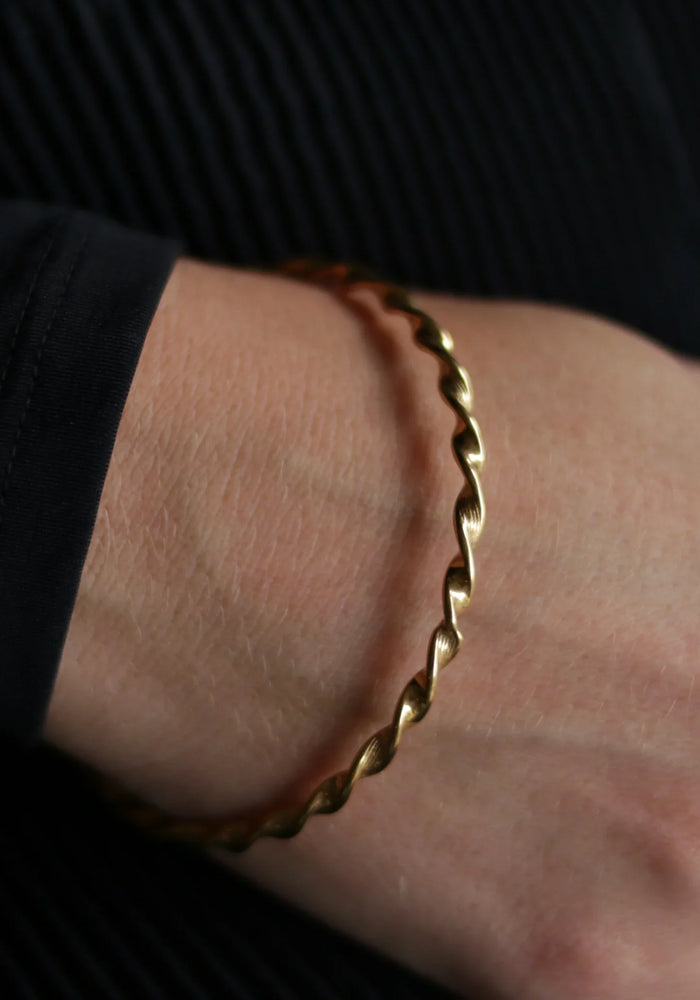WAVY BANGLE BRACELET